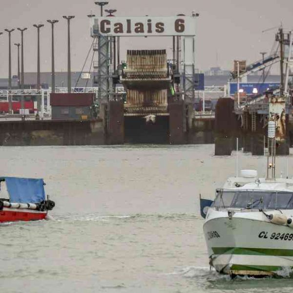 French fishermen step up protest against oil spill