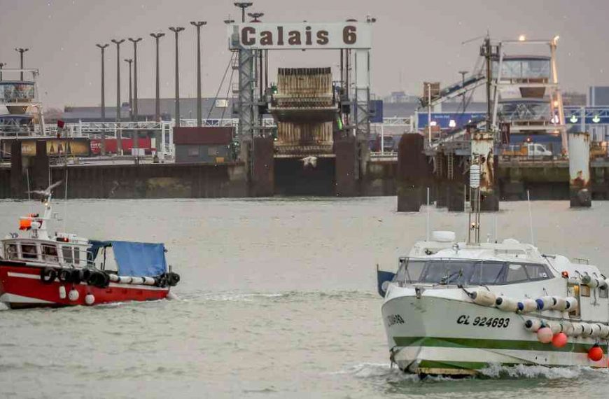 French fishermen step up protest against oil spill